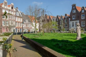 Verborgen juweeltjes in Amsterdam: ontdek de minder bekende bezienswaardigheden